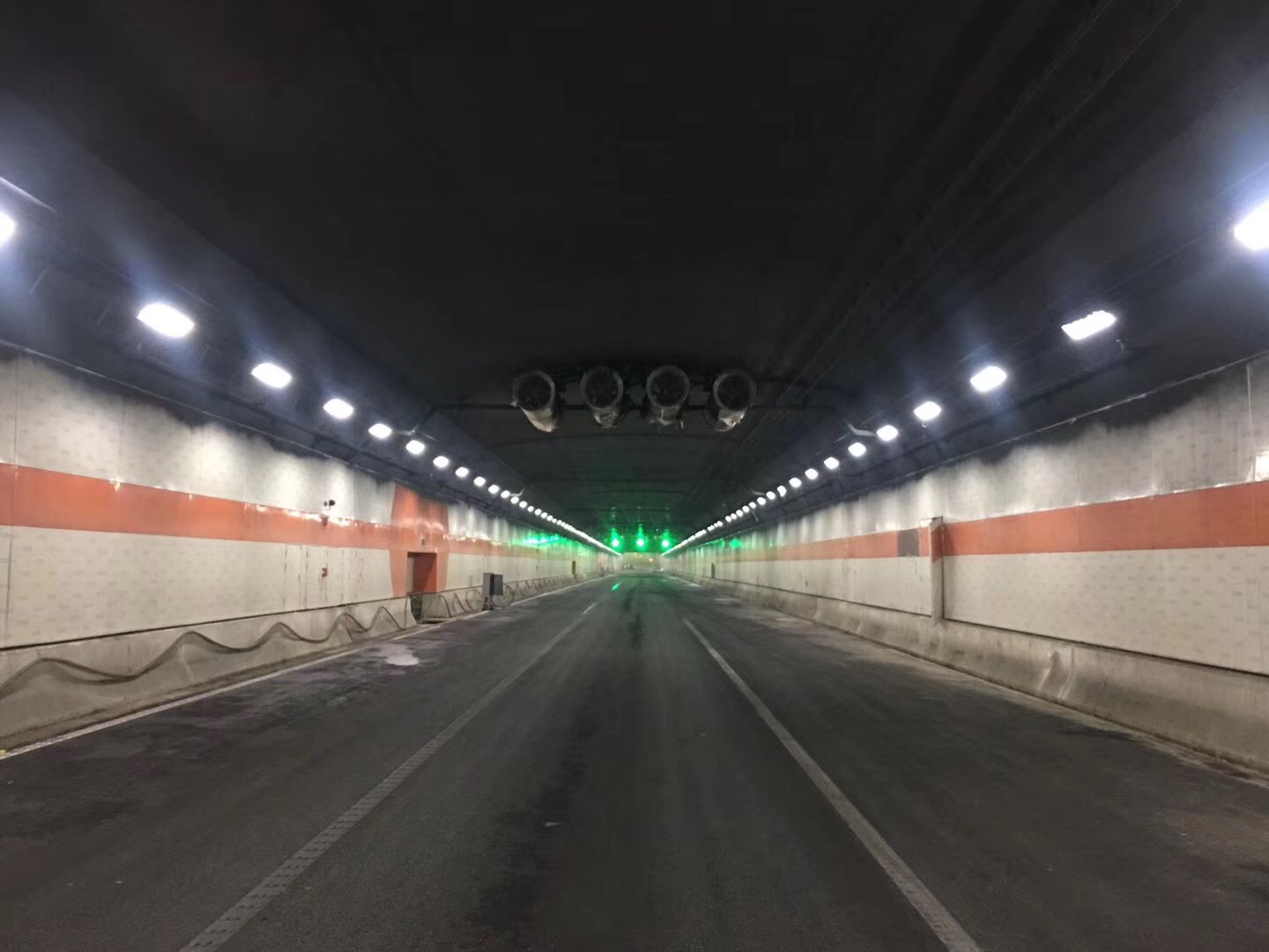 符合标准的隧道防火板应该具有哪些条件？